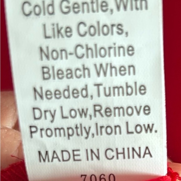 Pretty Garden Red High-Low Women's Blouse. Size medium - Picture 6 of 7